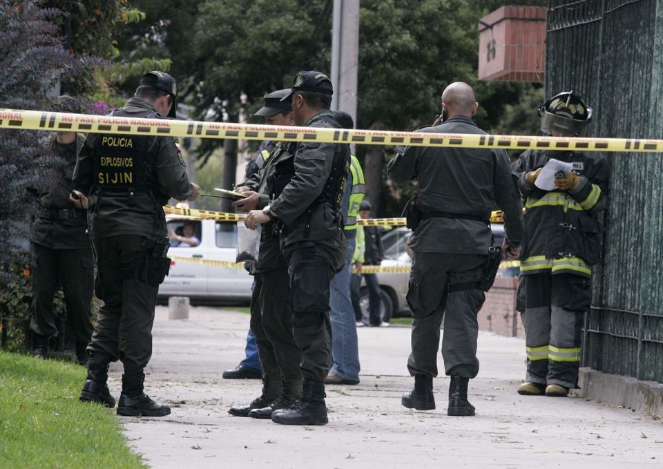Policiais restringem acesso à área que foi atingida por explosão em Bogotá |