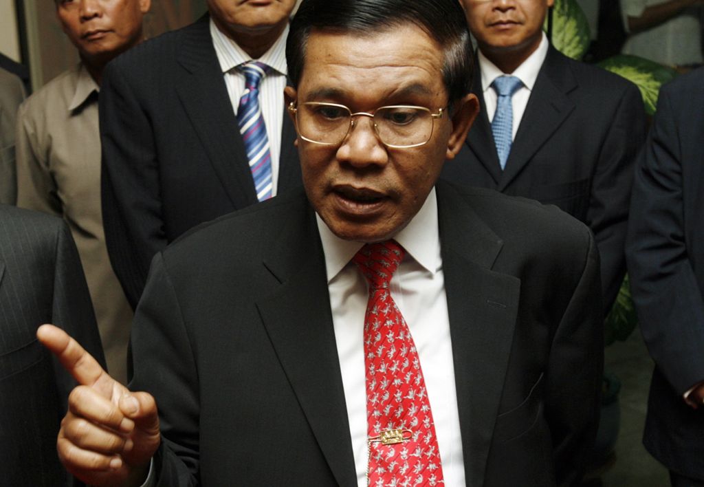 O primeiro-ministro da Camboja Hun Sen concede entrevista após conversa com o ministro da defesa da Tailândia Sompong Amornvivat: tropas tailandesas ocupam área fronteiriça | Chor Sokunthea / Reuters