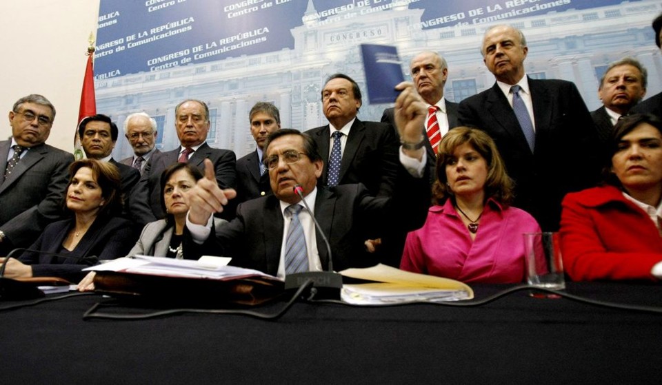 Castillo (centro) e mais 15 ministros do governo tentaram explicar aos congressistas do Parlamento a versão dos fatos | Andina / Reuters
