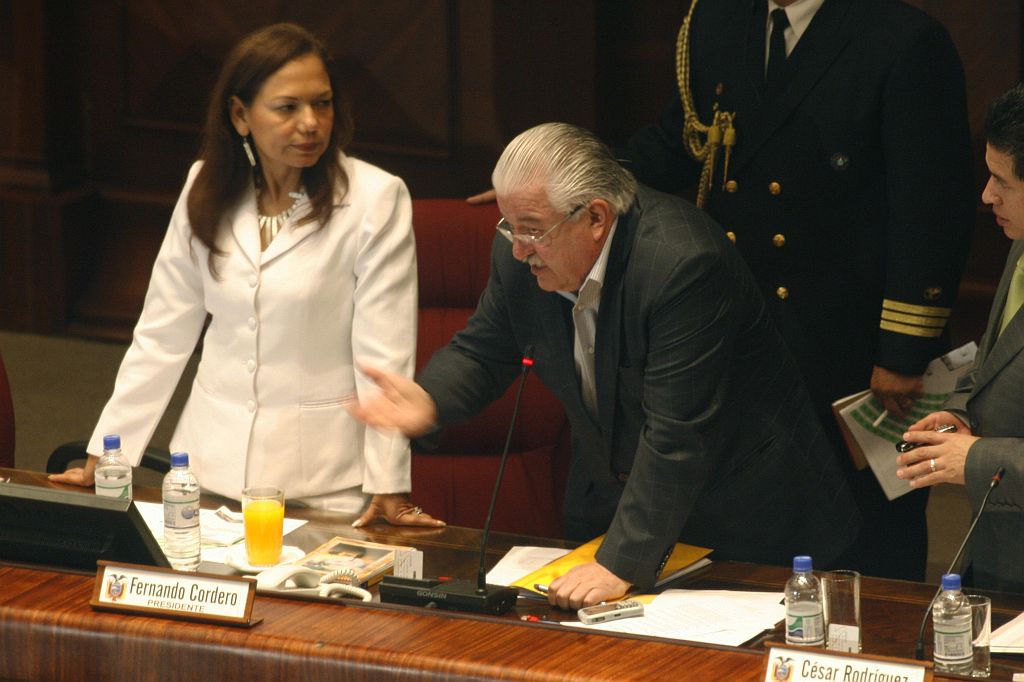 Presidente do Congresso equatoriano Fernando Cordero iniciou sessão inaugural com a leitura do artigo 18 do "Regime de Transição" da nova Constituição | Guillermo Granja / Reuters