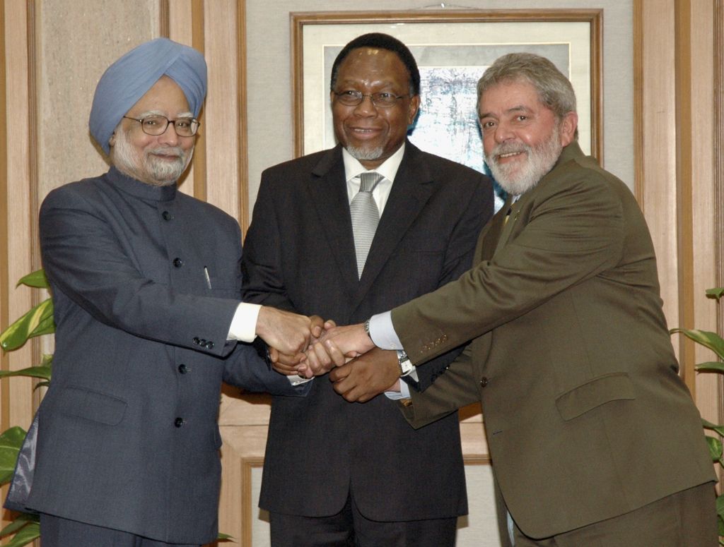 Lula ao lado do prêmie indiano Manmohan Singh (esq.) e do presidente da África do Sul Kgalema Motlanthe | Stringer / Reuters
