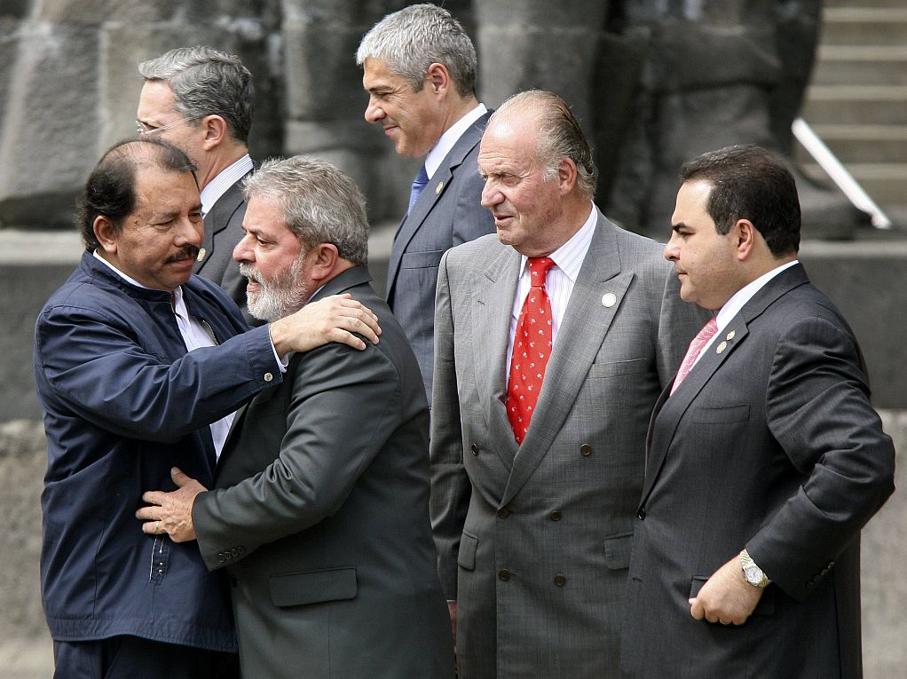 Lula cumprimetou o presidente nicaraguense Daniel Ortega (esq.), o rei da espanha Juan Carlos (2º esq.) e o presidente de El Salvador Antonio Saca (dir.), no encontro de Chefes de Estado, em San Salvador | Oswaldo Rivas / Reuters