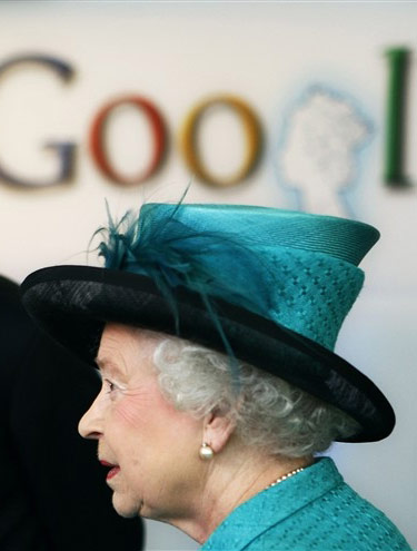 A rainha Elizabeth II passa pelo logotipo criado em sua homenagem pelo Google no Reino Unido | AFP