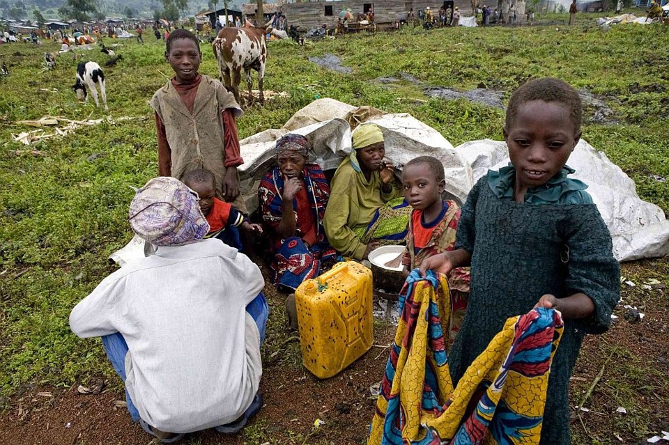 Rebeldes descansam num campo em Kibati, próximo de Goma: líder rebelde congolês Nkunda ameaça tomar a cidade | Stringer / Reuters