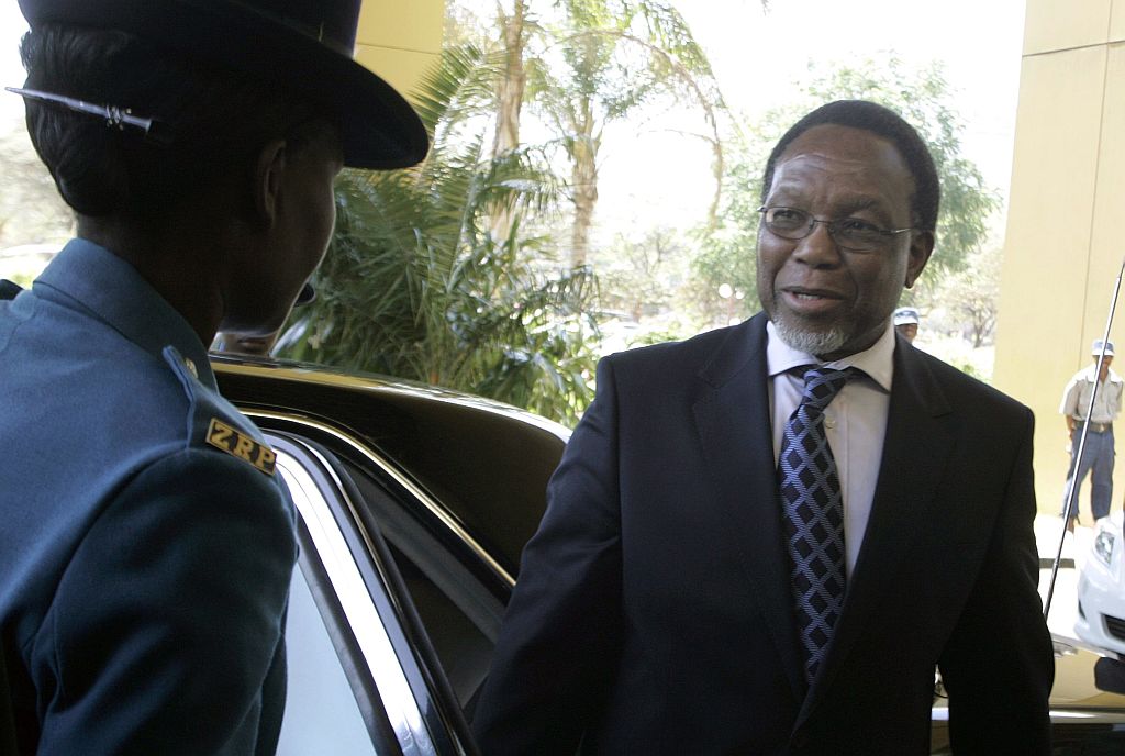 Presidente da África do Sul Kgalema Motlanthe chega para participar de reunião emergencial que pode finalizar impasse no Zimbábue | Philimon Bulawayo / Reuters