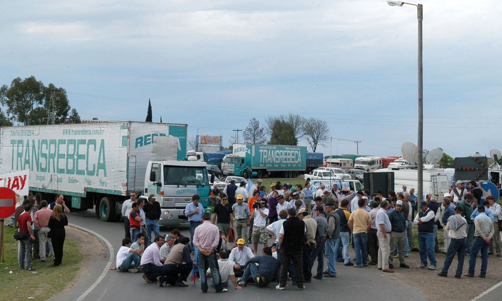 Agricultores argentinos fecham rodovia em Gualeguaychum, como protesto ao governo dos Kirchner | Ricardo Santellan / AFP