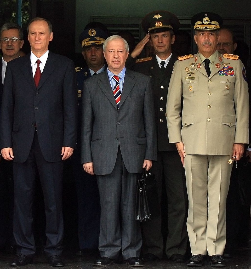 O chefe da segurança russa Nikolai Patrushev (esq.), o embaixador russo na Venezuela Mikhail Orlovets (centro) e o general da CEO Jesus González González (dir.) anunciaram manobras militares conjuntas | Edwin Montilva / Reuters