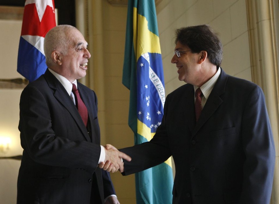 O secretário executivo do Itamaraty Samuel Pinheiro Guimaraes (esq.) cumprimenta o ministro da defesa de Cuba Bruno Rodriguez | Claudia Daut / Reuters