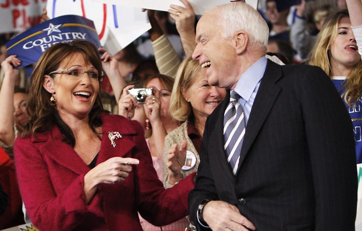 Sarah Palin e John McCain em campanha no dia 28, em Hershey, na Pensilvânia | Reuters