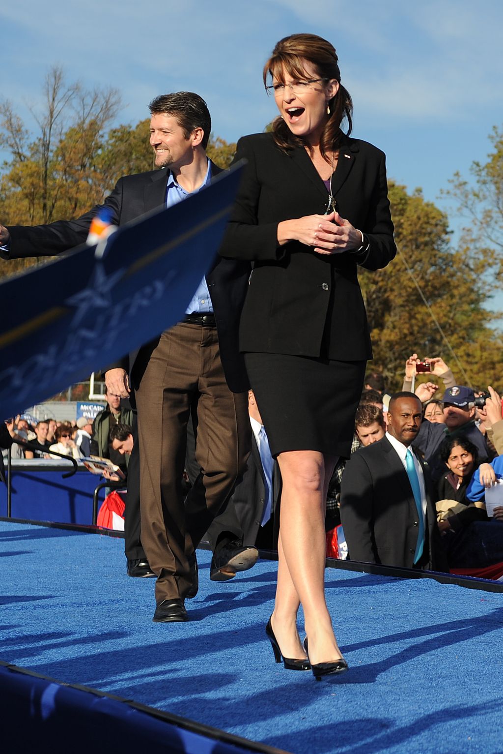 A candidata a vice Sarah Palin e o marido, Todd, em comício no estado de Ohio: guarda-roupa distante da classe média | Robyn Beck/AFP