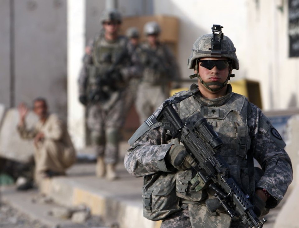 Soldado norte-americano patrulha zona de Baquba, em Diyala, localizado no nordeste de Bagdá | Goran Tomasevic / Reuters