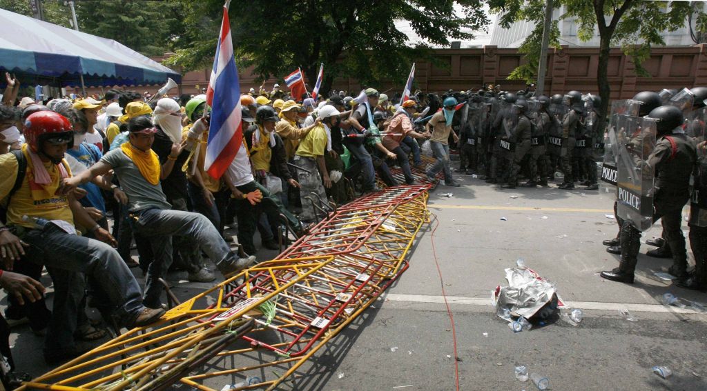 Opositores enfrentam policiais durante protesto no Parlamento de Bangcoc | Sukree Sukplang / Reuters