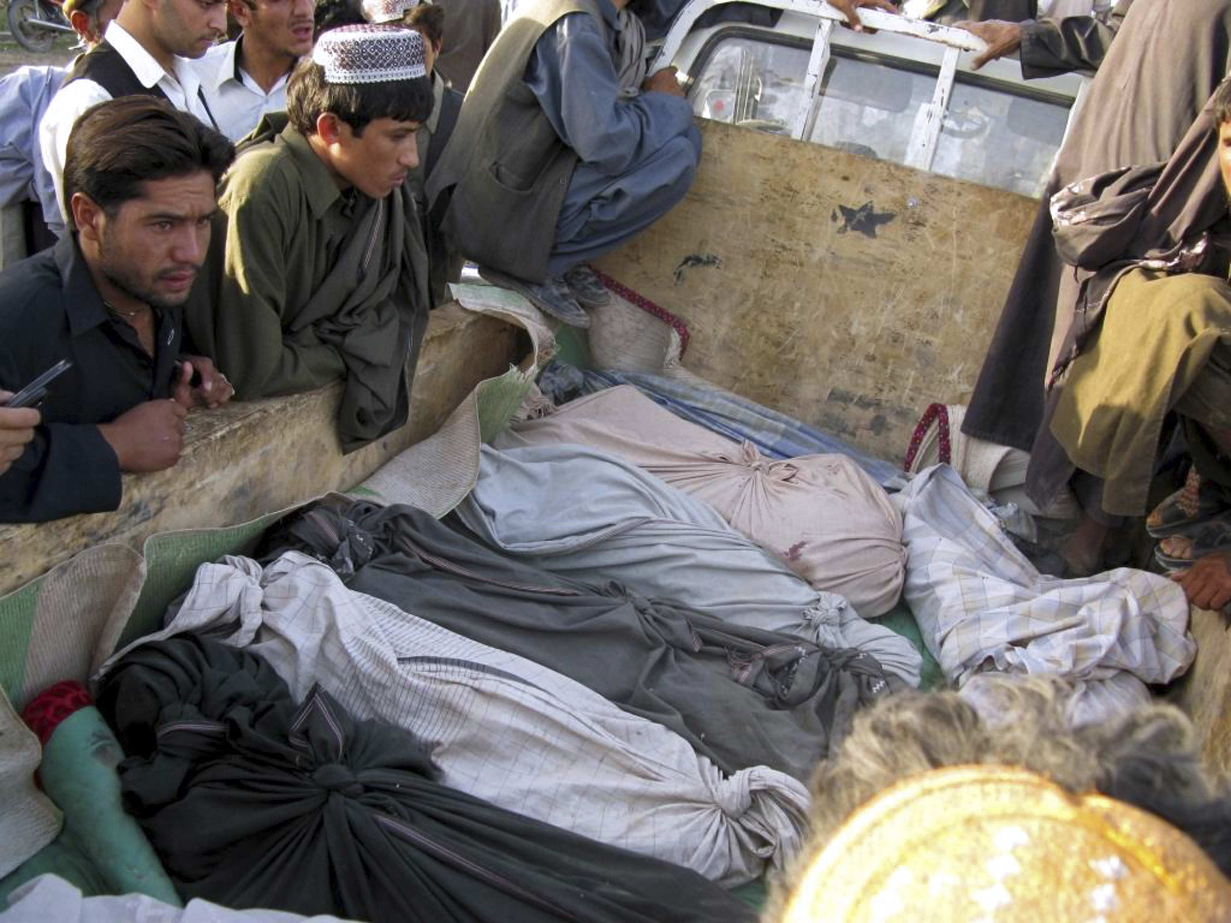 Entre as vítimas está uma criança, morta por irsurgentes que disparam contra um ônibus | STRINGER/AFGHANISTAN