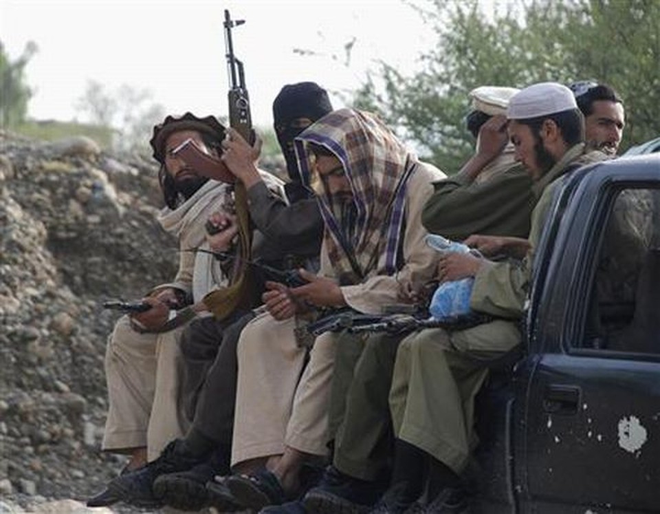 Paquistaneses do Taliban aguardam a chegada de seu líder Baitullah Mehsud, durante visita de equipe de imprensa em região na fronteira com o Afeganistão em 24 de maio | Stringer / Reuters