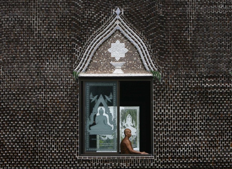 Mulher é vista dentro do templo feito de garrafas. As fotos, do dia 17 de outubro, foram liberadas nesta terça-feira | Chaiwat Subprasom / Reuters