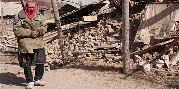 Quirguiz próximo a casa destruída por terremoto no povoado de Nura | AFP