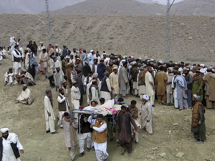 O terremoto provocou deslizamentos de terra que destruíram cerca de 1.500 casas e bloqueou estradas | Saeed Ali Achakzai/Reuters