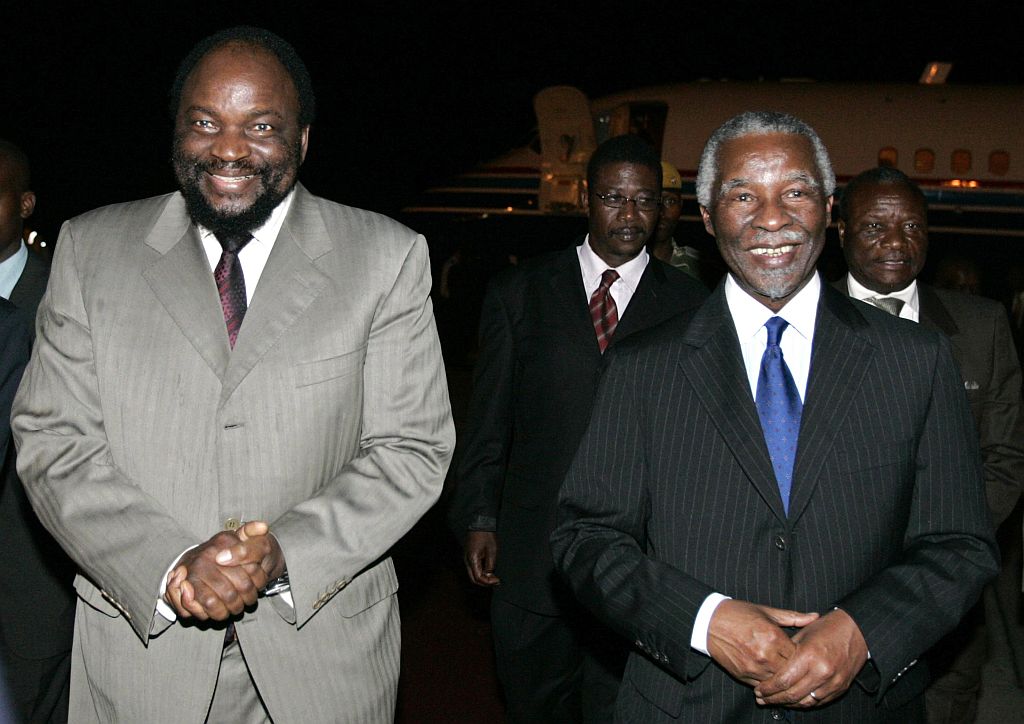 Ex-presidente sul-africano Mbeki e outros negociadores são recebidos pelo ministro da defesa do Zimbábue Samuel Mumbengegwi | Philimon Bulawayo / Reuters