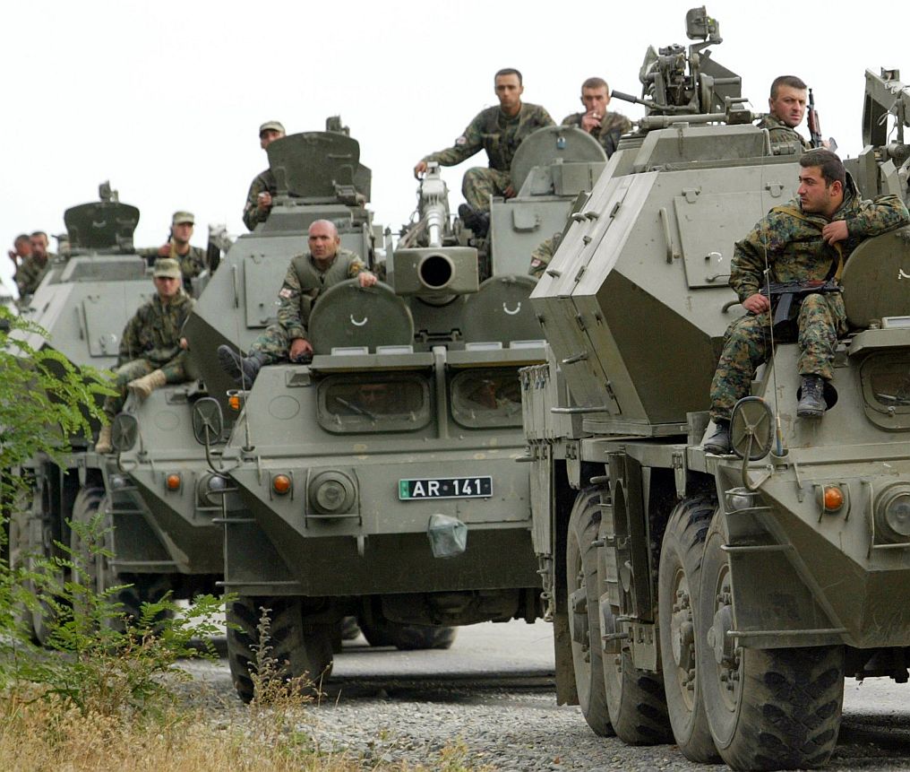 Tropas georgianas, apoiadas por aviões de guerra, transitavam na periferia da capital da Ossétia do Sul, em 8 de agosto: aldeões georgianos deixaram as suas casas perto da cidade de Tskhinvali | David Mdzinarishvili / Reuters