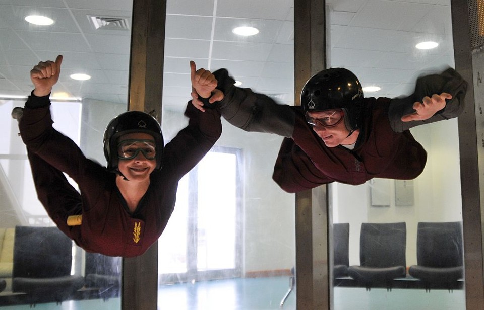 Turistas de Abu Dhabi Turistas norte-americanos fazem skydiving indoor no Centro Spacewalk, em Abu Dhabi, nos Emirados Árabes Unidos | Jumana El Heloueh / Reuters