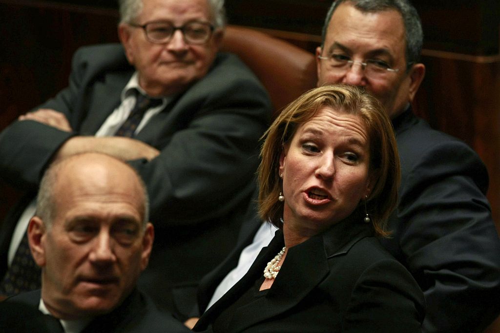 Tzipi Livni (centro), o prêmie Ehud Olmert (esq.), e o ministro da Defesa Ehud Barak (dir.), aguardam o início do discurso de Shimon Peres no Parlamento | David Silverman/Reuters