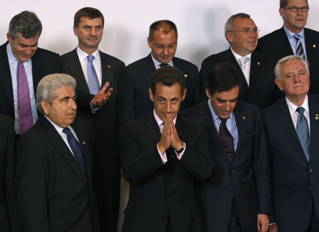 Sarkozy (centro) alertou que os líderes vão solicitar uma ampla reforma da governança econômica e supervisão das instituições financeiras | Pascal Rossignol / Reuters