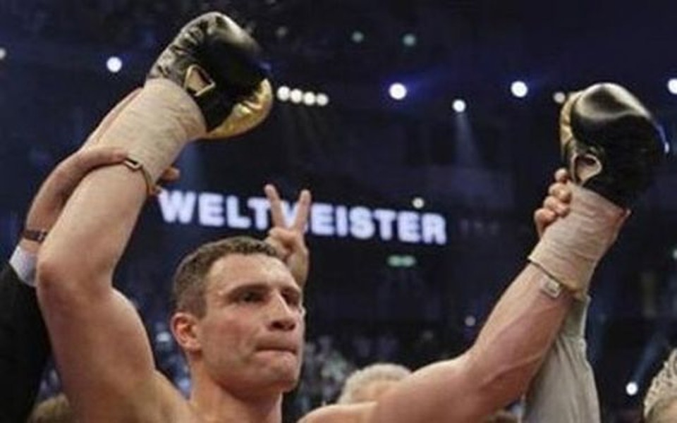 Com fraldas do filho em volta dos pulsos, Vitali Klitschko comemora vitória contra Samuel Peter no último sábado (11) na Alemanha | Tobias Schwarz/Reuters