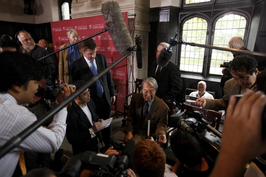 Nambu é cercado por jornalistas após ganhar prêmio por estudo que explica o comportamento das menores partículas da matéria | John Gress / Reuters