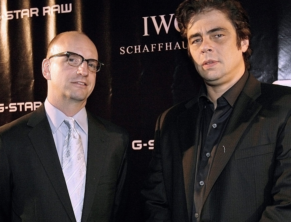 Steven Soderbergh (à esq.) ao lado de Benicio Del Toro | Reuters/Mario Anzuoni