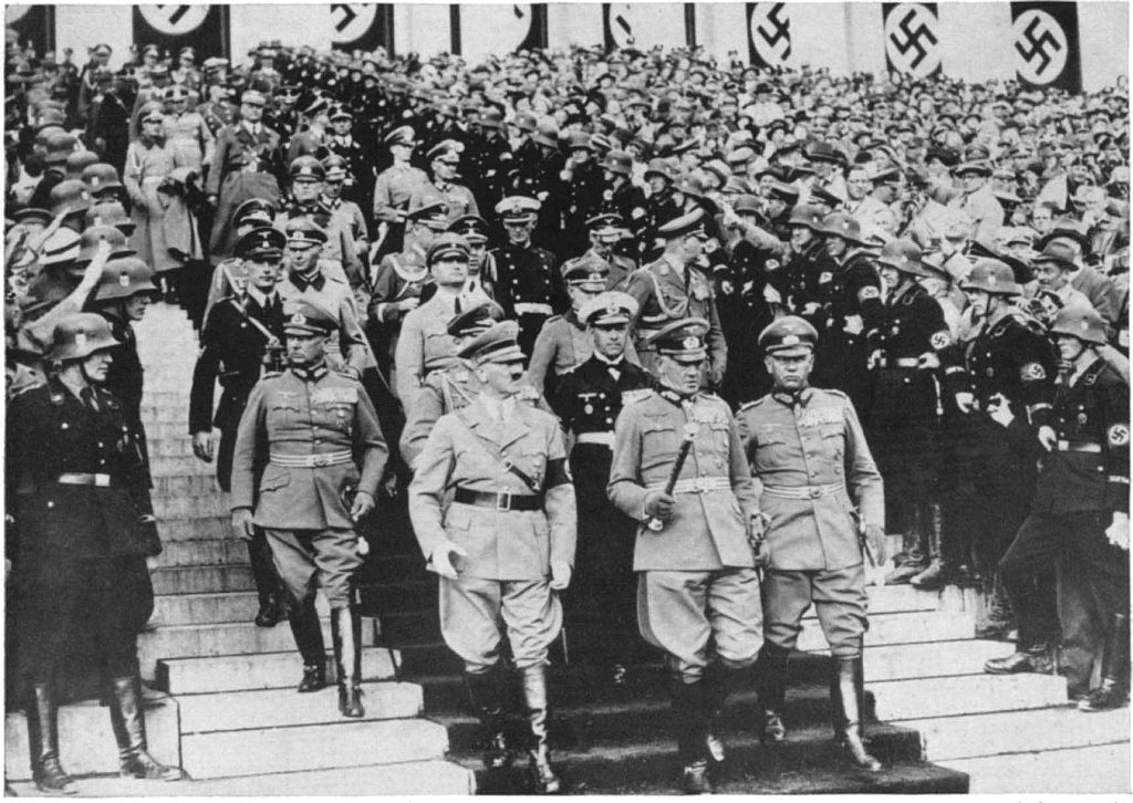 Adolf Hitler com seu exércio, em Nuremberg, em 1933 | Reprodução do livro