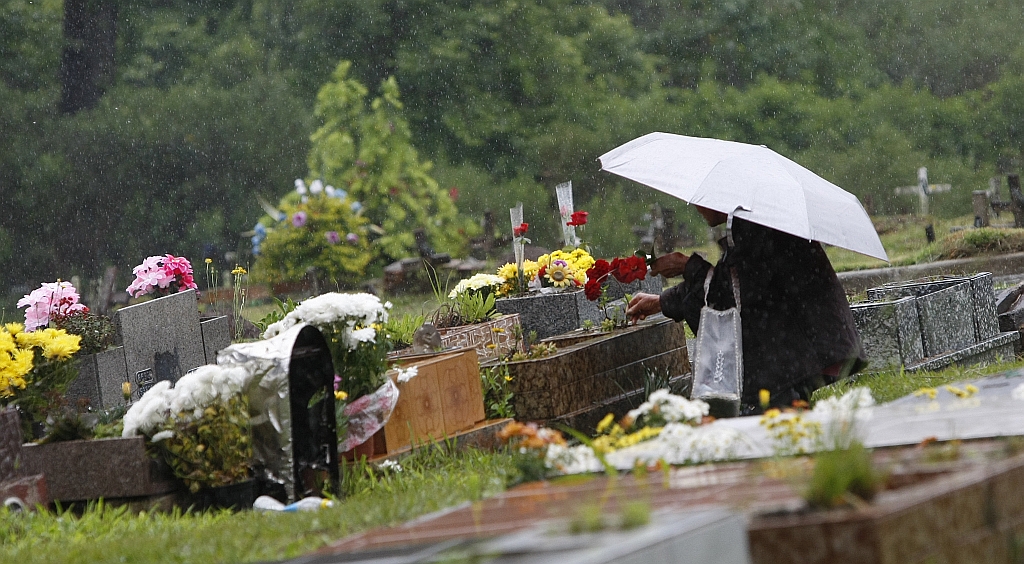 Cemitério Municipal de Santa Cândida: chuva não impede visita aos túmulos de parentes e amigos. | Jonathan Campos/Gazeta do Povo