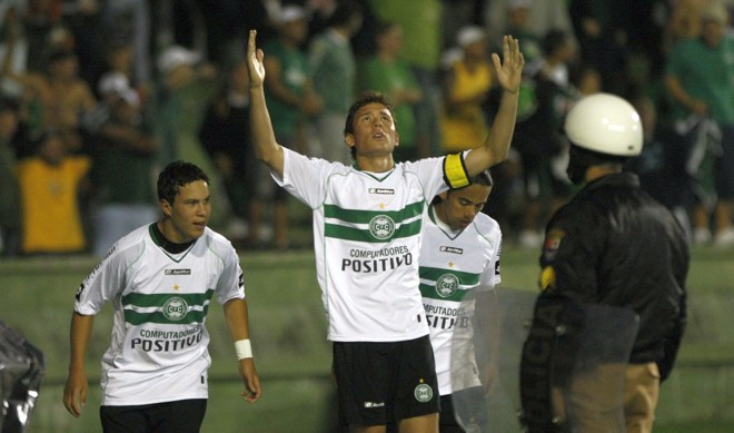 Keirrison agradeceu apoio dos companheiros. Marlos (à esquerda) deu passe para dois dos seus gols neste sábado |