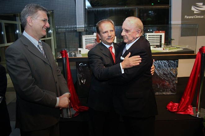 Hamilton Leal Júnior e seu pai, o médico Hamilton Leal, se cumprimentam após cortarem a fita inaugural do novo Centro Integrado de Medicina da Paraná Clínicas, na Água Verde. À esquerda, o diretor médico da operadora, Carlos Mortean | 