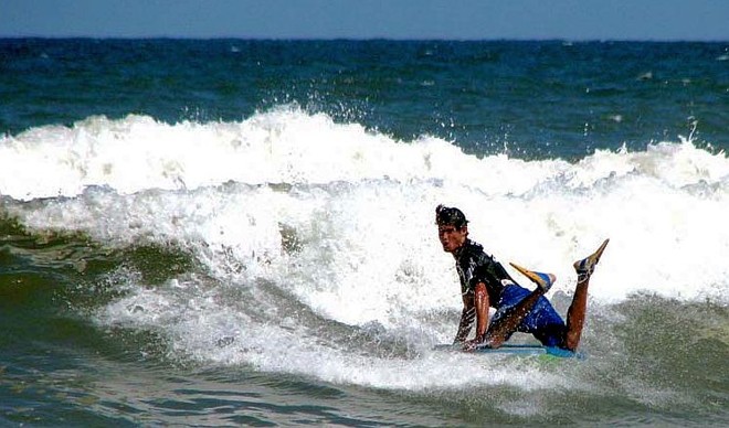 Vencendo as ondas de 0,5 metros, Giovane Ferreira encostou no líder Sanderson Trevisan | 