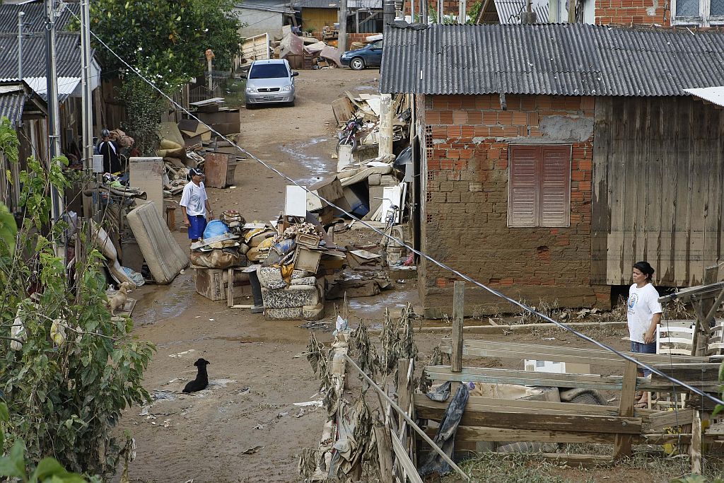 Área atingida pela enchente na cidade portuária: moradores amontoam móveis estragados pela água | Jonathan Campos/Gazeta do Povo
