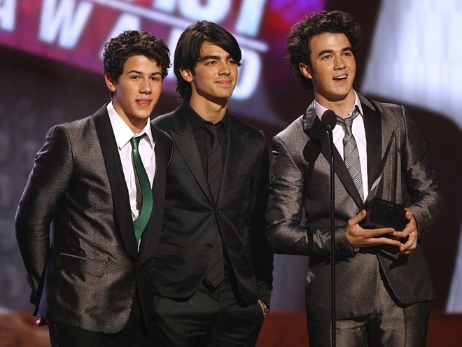 Os Jonas Brothers Nick (à esq.), Joe (ao centro) e Kevin receberam o prêmio de Artista Revelação |