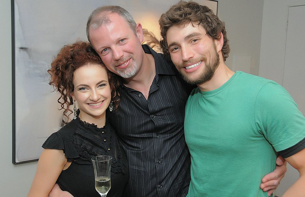 Os modelos Alessandra Zallos e André Neri, que posaram nus para o artista plástico e músico Jasson Passos (ao centro), durante o coquetel de inauguração de seu ateliê, na galeria San Pietro, no Batel. | Gerson Lima