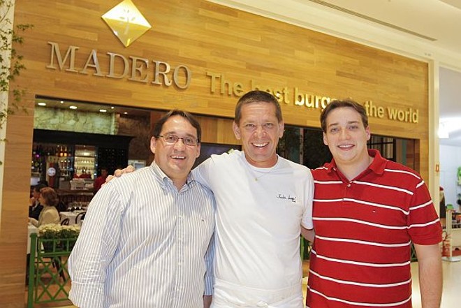 O chef Junior Durski (ao centro) apresentou nesta semana o jovem empresário Ricardo Fernandes (à dir.), primeiro franqueado de um de seus restaurantes, o Madero. Foi durante jantar no Shopping São José, em São José dos Pinhais. Também na foto, Ricardo Thomas Fernandes (à esq.), diretor da Sadia e pai do dono da casa |