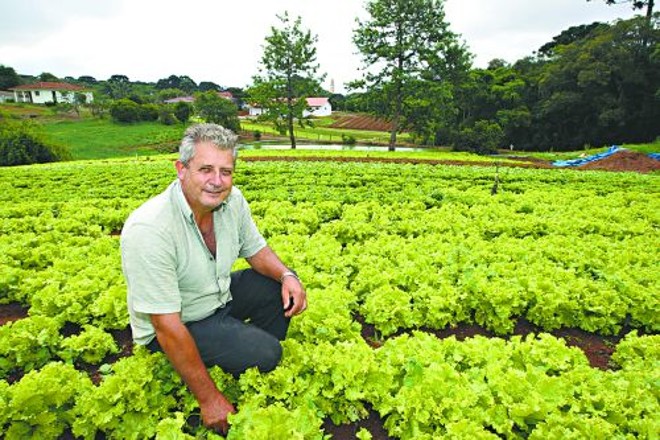 O resistente Alceu Pellanda, 54 anos, mantém quase três alqueires de plantação orgânica no Umbará. Também cria ovelhas. Lamenta que nenhum morador ganhe incentivo público por manter a natureza local. 