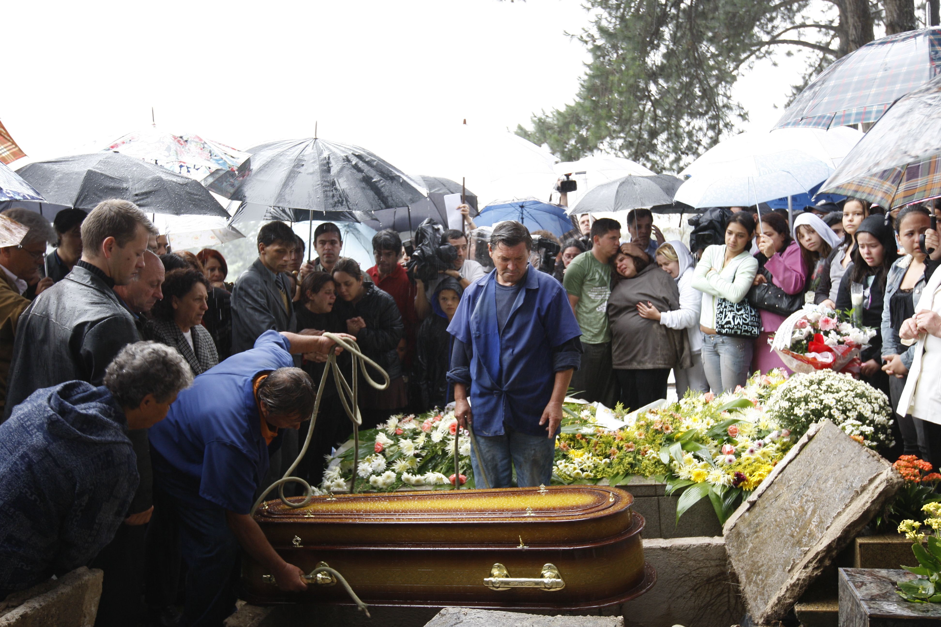 Dezenas de pessoas acompanharam o enterro de Rachel | Aniele Nascimento/Gazeta do Povo