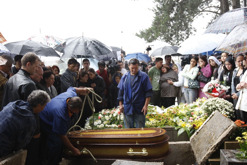 Dezenas de pessoas acompanharam o enterro de Rachel | Aniele Nascimento/Gazeta do Povo