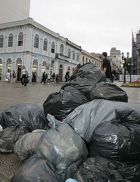 Depois das 18 horas, os sacos de lixo acumulados impedem a passagem dos pedestres na Riachuelo. | Pedro Serápio/Gazeta do Povo