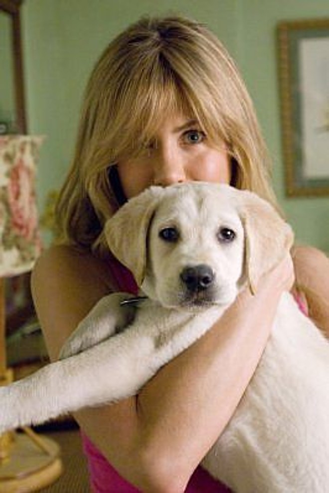Jennifer Aniston com o cão labrador em cena de