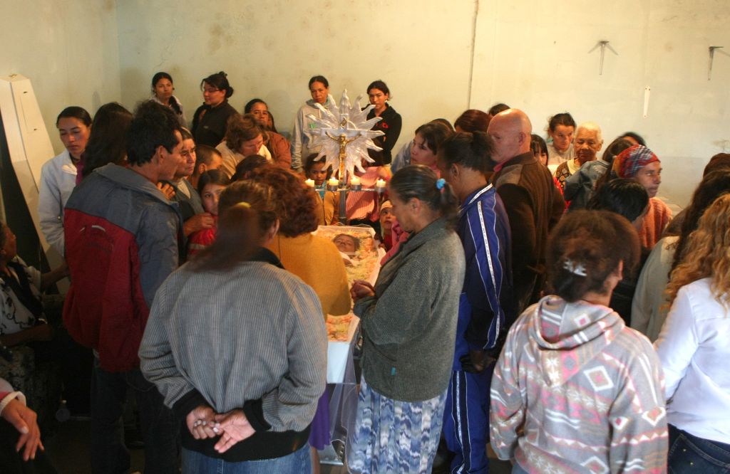 Velório de Lavínia, na Vila Esperança: crime chocou a comunidade que conhecia o suspeito, foragido da Colônia Penal Agrícola | Fotos: Rodolfo Bührer/Gazeta do Povo