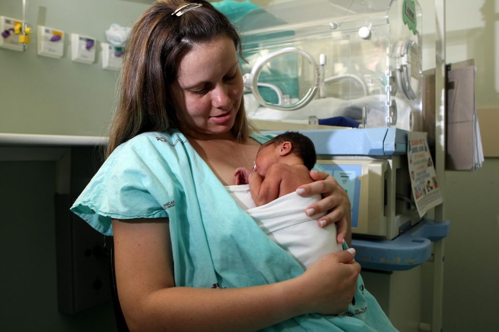 Sueli e Sandro na UTI neonatal do Hospital de Clínicas: mãe e filho amarrados um ao outro | Albari Rosa/ Gazeta do Povo