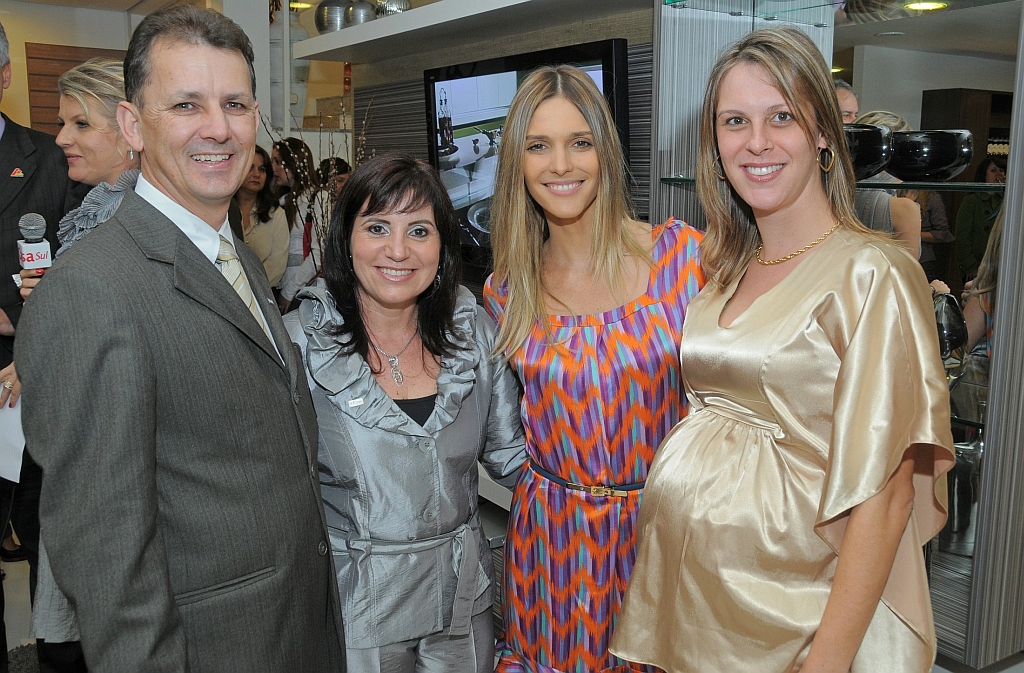 A atriz e apresentadora Fernanda Lima com o casal anfitrião Maria de Lourdes e José Luís Rodrigues (à esq.) e Fabiana Pamplona, na inauguração da sexta loja Dell Anno de Curitiba, na semana passada. | Gerson Lima
