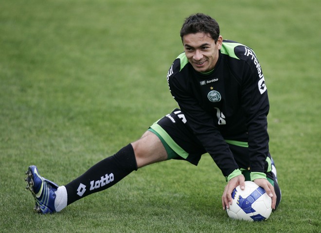 Jogador acredita na sua permanência no Coritiba, apesar de admitir ter recebido propostas do futebol europeu |