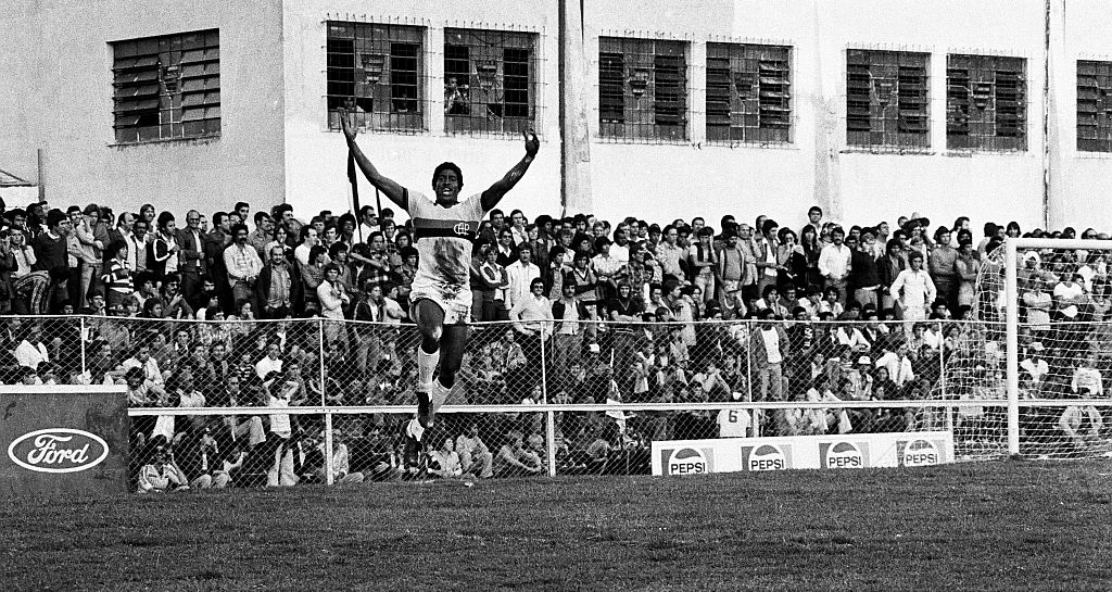 Há exatamente três décadas, Ziquita fazia o que parecia impossível: em 12 minutos empatou um jogo no qual o Atlético perdia por 4 a 0. Ao fundo, a atônita torcida boca-negra na Baixada. | Arquivo/O Estado do Paraná