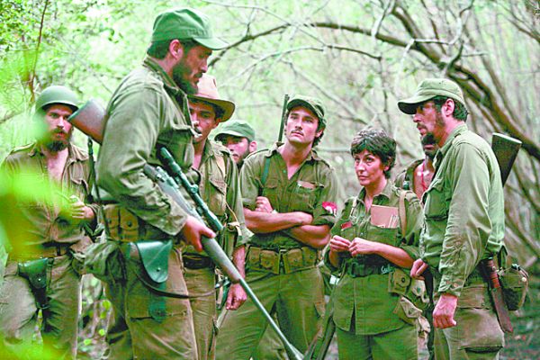 Rodrigo Santoro (no centro da foto) vive o papel de Raúl Castro, irmão de Fidel | Divulgação