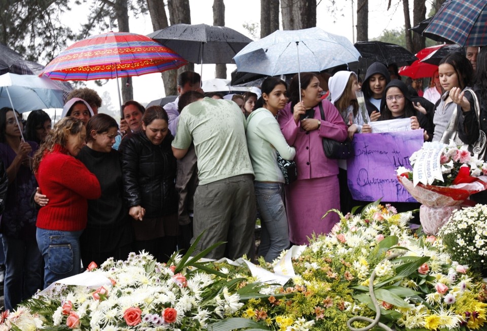 Enterro do corpo de Rachel foi realizado debaixo de chuva: família e amigos chocados com a brutalidade do crime | Aniele Nascimento/Gazeta do Povo